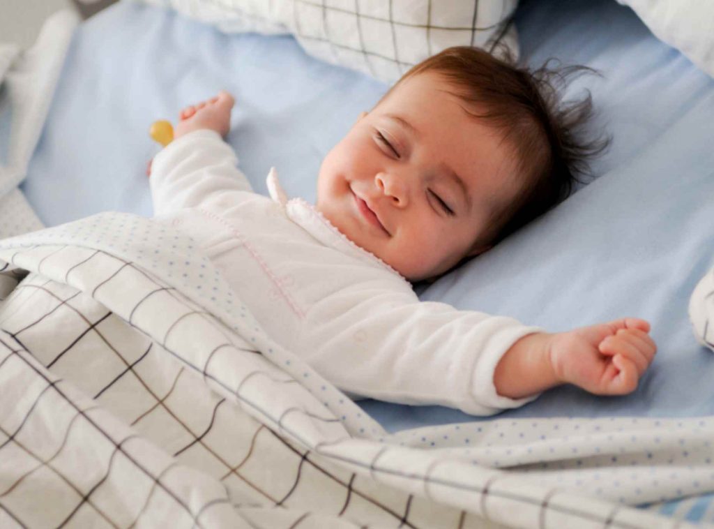 jpeg-optimizer_smiling-baby-lying-bed